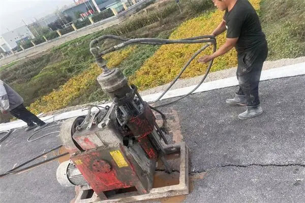 东河镇马路面下沉注浆加固